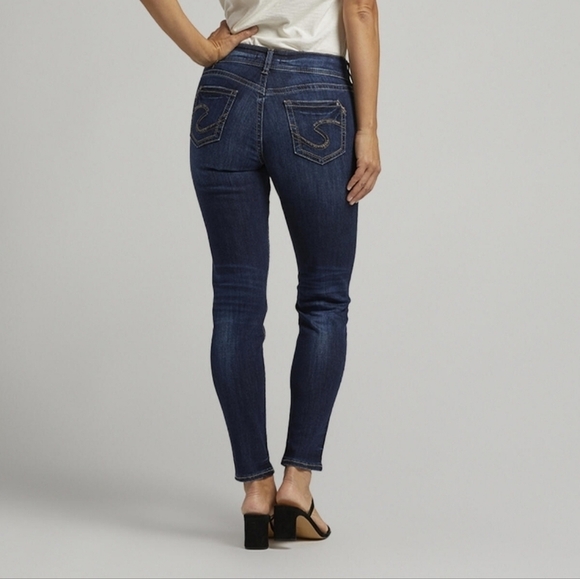 SILVER Suki Super Stretch Mid Rise Relaxed Hip & Thigh Skinny Leg Dark Wash Jean - Picture 3 of 16